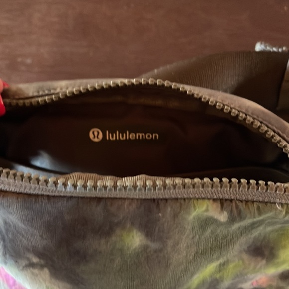 Lululemon Everywhere Belt Bag (Hyper Dye Multi/Rover) EUC - Picture 3 of 4